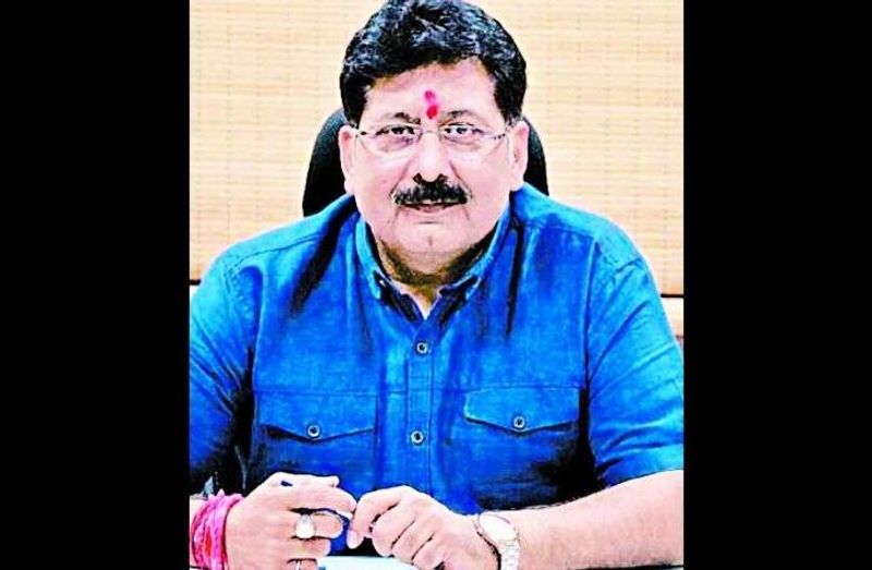 अधिकारी ने कहा कि हॉस्पॉट की मैंपिंग के लिए जिले को पृथक करना, घर-घर जाकर स्क्रीनिंग करना, कॉनटेक्ट ट्रेसिंग, क्वारेंटाइन और आइशोलेसन की व्यवस्था ताकि ग्रामीण क्षेत्र में पूरी तरह से निगरानी हो सके- डीएम दफ्तर की तरफ से समय के अनुसार निर्देश मिलते रहे। उन्होंने कहा, ‘पूरी तरह से कर्फ्यू का एलान करने से पहले हमने अपने लोगों को डेयरियों में भेजा, ये पता करने के लिए की प्रत्येक घर में कितना दूध का इस्तेमाल होता है। ताकि जब हम कर्फ्यू लगाए तो सभी घरों में हम इसे पहुंचा पाएं……फिर से यही कि ये कोई रॉकेट साइंस नहीं था।’ इस मॉडल से उन्होंने राज्य में कोरोना को हराने की लड़ाई को मजबूत बना लिया है। इस स्ट्रेटजी की चर्चा हर क्षेत्र में हो रही है। साथ ही आईएएस अफसर राजेंद्र भट्ट की तारीफों के भी पुल बांधे जा रहे हैं।