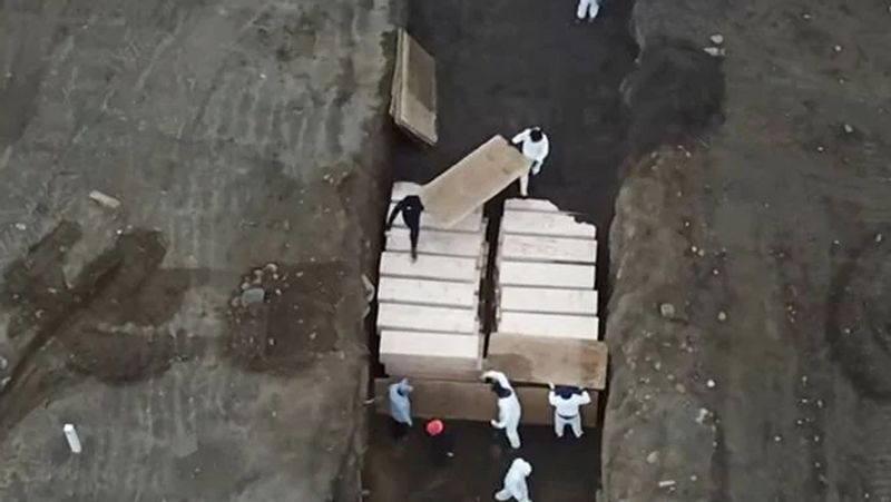 न्यूयॉर्क सबसे ज्यादा प्रभावित शहरों में से एक बन चुका है। हाल ही में कुछ तस्वीरें और वीडियो सामने आए हैं, जो काफी भयावह और खतरनाक नजर आ रहे हैं। न्यूयॉर्क में नए कब्रिस्तान बनाए जा रहे हैं ताकि कोरोना वायरस से संक्रमित लोगों की मौत के बाद उन्हें दफनाया जा सके।