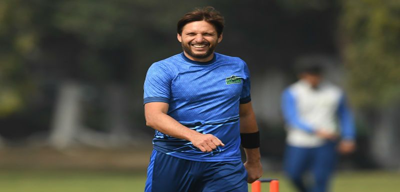 আফ্রিদির এই দলে একমাত্র ভারতীয় হিসেবে সচিন থাকলেও, জায়গা হয়নি বীরেন্দ্র সহবাগ, সৌরভ গঙ্গোপাধ্যায়, যুবরাজ সিংহ, মহেন্দ্র সিংহ ধোনি, রাহুল দ্রাবিড়, ভিভিএস লক্ষ্মণ, অনিল কুম্বলের মতো ক্রিকেটারদের। অথচ, দলে রয়েছেন রশিদ লতিফ। একইসঙ্গে সেরা একাদশ নির্বাচনের ক্ষেত্রে ভারসাম্য বজায় রাখেন সকলে। সেখানে আফ্রিদির দলে নিজের দেশেরই ৫ ক্রিকেটার রাখাকে ভাল চোখে দেখছেন না ক্রিকেট বিশেষজ্ঞরা। আফ্রিদির দল দেখে হতবাক ক্রিকেট প্রেমীরাও।