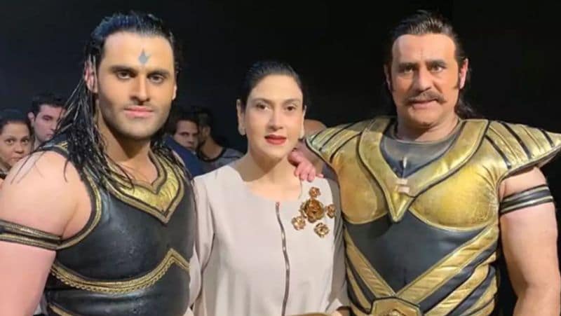 बता दें, महाभारत में दुर्योधन का रोल प्ले करने वाले पुनीत वही हैं, जिनकी वजह से अमिताभ बच्चन मौत के मुंह में चले गए थे। 'कुली' फिल्म की शूटिंग के दौरान एक्टर अमिताभ के साथ फाइटिंग सीन शूट कर रहे थे तभी बिग बी को चोट लग गई थी। हालांकि, पुनीत ने जानबूझकर नहीं किया था। एक्टर ने इसके लिए अमिताभ से माफी भी मांगी थी।