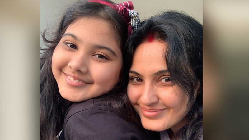 एक इंटरव्यू में काम्या ने अपनी लव स्टोरी के बारे में बताया था कि 'मेरी शलभ से फरवरी (2019) से बात शुरू हुई। मेरे एक करीबी दोस्त ने हेल्थ इश्यू की वजह से शलभ से कंसल्ट करने को कहा था। इसके बाद शलभ से मेरी लगातार बात होने लगी।