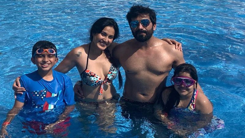 काम्या ने पिछले साल फरवरी में शलभ को डेट करना शुरू किया और कुछ महीनों के बाद दोनों ने आखिरकार अपने रिश्ते को अगले लेवल पर ले जाने का फैसला किया। पिछले साल फरवरी में ही शलभ ने काम्या को प्रपोज किया था और दोनों ने फरवरी में ही शादी की।