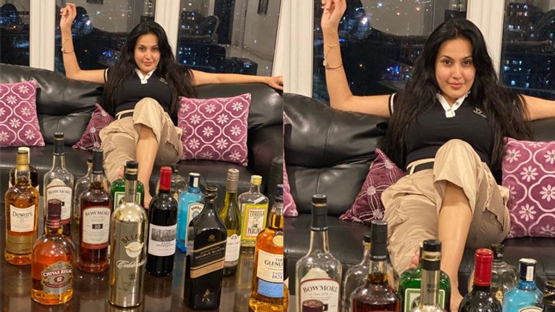 काम्या ने दारू की बोतल के साथ फोटो शेयर कर कैप्शन लिखा- 'बताओ भाई कब तक है लॉकडाउन। नोट- मैं इनमें से कुछ भी नहीं पीती हूं ना ही मैं शराब पीने का प्रमोशन करती हूं। एंजॉय द व्यू। दिल पर मत लेना'। फोटो देख एक शख्स ने कमेंट किया- अरे ये क्या दिखा दिया। मनीष नागदेव ने कमेंट किया- प्यासों के सामने क्यों रख दिया।