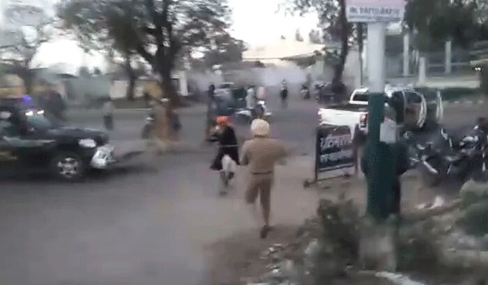 जानकारी के मुताबिक, निहंग सिंह सन्नौर सब्जी मंडी में खरीददारी के लिए जा रहे थे। इस दौरान पुलिसवालों ने उनको कर्फ्यू पास दिखाने के लिए कहा। इसी बात पर लिस और निहंग सिंहों के बीच कहासुनी होने लगी। सिख बैरिकेड तोड़कर भागने की कोशिश करने लगे तो पुलिस ने उनकी गाड़ी को घेर लिया। बस कुछ देर बाद सिखों ने सिपाहियों पर तलवार से हमला बोल दिया।