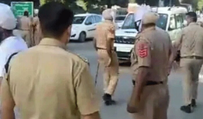 हमले में चार पुलिसकर्मयों को पटियाला के सरकारी राजिंदरा अस्पताल में भर्ती कराया गया है।