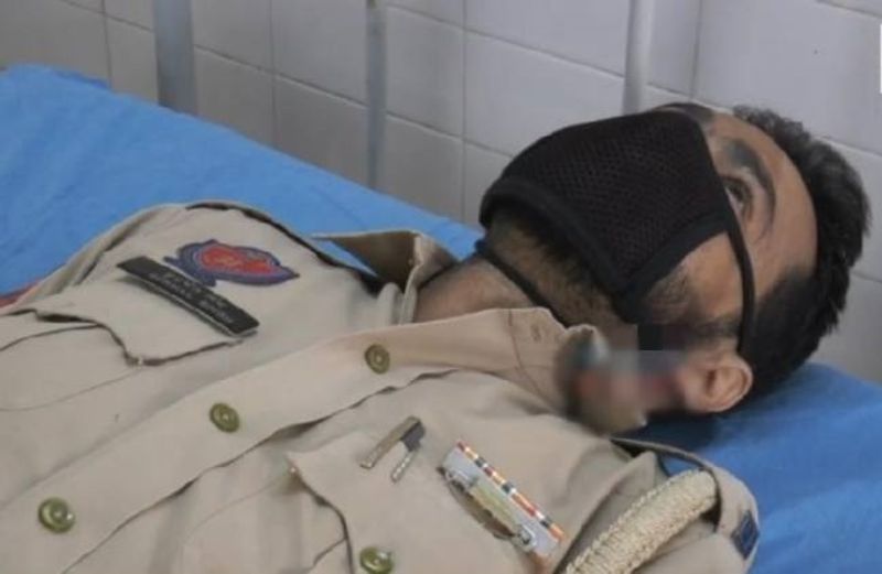 सिविल अस्पताल में घायल पुलिस जवान