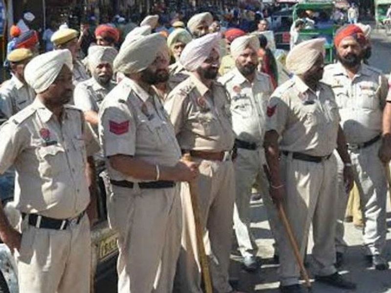 निहंगों के हमले के बाद पटियाला में सुरक्षा बढ़ा दी गई है। भारी पुलिसबल को तैनात कर दिया गया है।