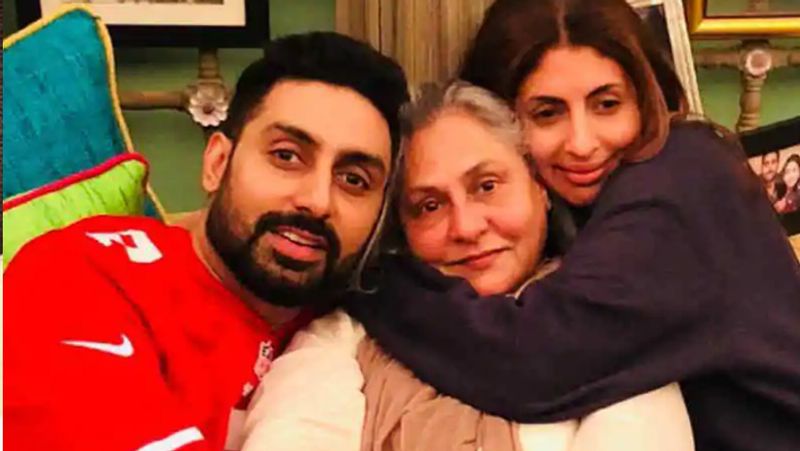 Guess what, Jaya Bachchan is like other typical aunties sending ‘good morning’ and ‘good night‘ messages on the group.