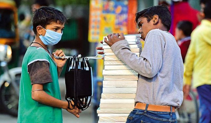 सोशल डिस्टेंसिंग का कुछ इस तरह मजाक बनाया गया।