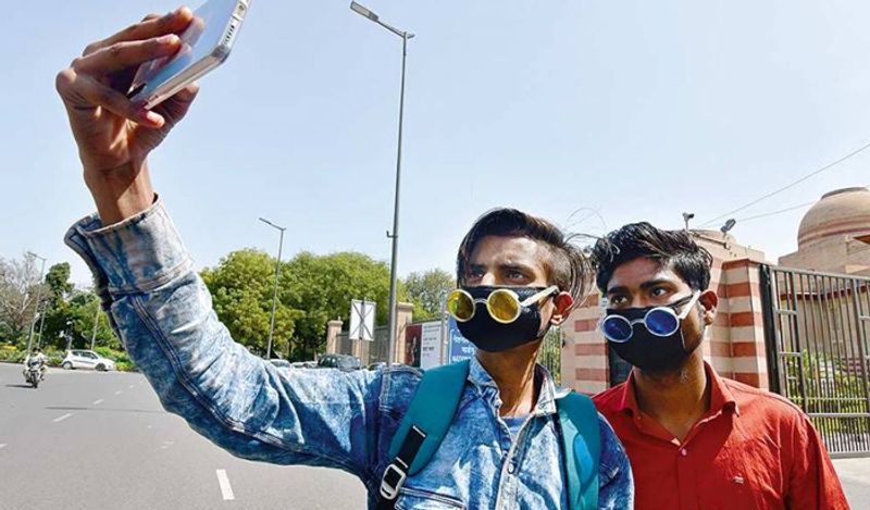 लोग शुरुआत में मास्क पहनकर सेल्फी लेते नजर आए थे। सोशल मीडिया पर कई तस्वीरें दिखी, जिसमें लोग मास्क लगाकर सेल्फी खींचते दिखे।