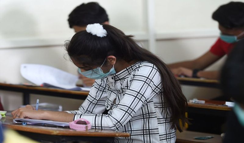 कोरोना के शुरूआती दौर में स्कूल-कॉलेज जब खुले थे, तब कई जगह एग्जाम भी लिए गए थे। बाद में कुछ पेपर के बाद इन्हें कैंसिल कर दिया गया था।