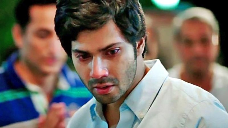 বরুণ ধাওয়ান রাতের হোটেলের বাইরে তিনি অদ্ভুত কিছু জিনিস লক্ষ্য করেছিলেন। এরপর তিনি নিজেকে বুঝিয়ে কোনও মত রাত কাটান হনুমান চল্লিশা পাঠ করে।