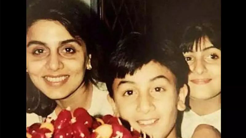 वैसे, आपको बता दें कि रणबीर पढ़ाई में अच्छे नहीं थे। जब भी फेल हो जाते थे तो उनकी मां को स्कूल बुलाया था। तब नीतू उन्हें धमकी देती थी कि वे ये बात पापा ऋषि कपूर को बता देंगी। रणबीर पापा से बहुत ज्यादा डरते थे और वे मम्मी से अगली बार पास होने का वादा करते थे।