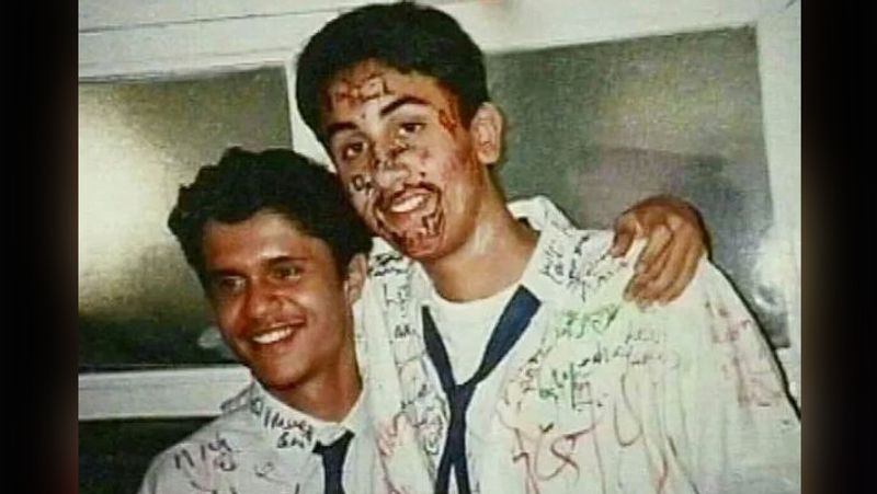 रणबीर के बचपन का एक किस्सा उन्होंने एक इंटरव्यू के दौरान शेयर किया था। उन्होंने बताया कि वह बचपन में कितने ज्यादा नटखट थे। रणबीर ने बताया कि स्कूल के दिनों में उनकी सभी टीचर्स साड़ी पहन कर आया करती थीं और उन्हीं में से एक टीचर थी जो स्कर्ट पहना करती थीं।