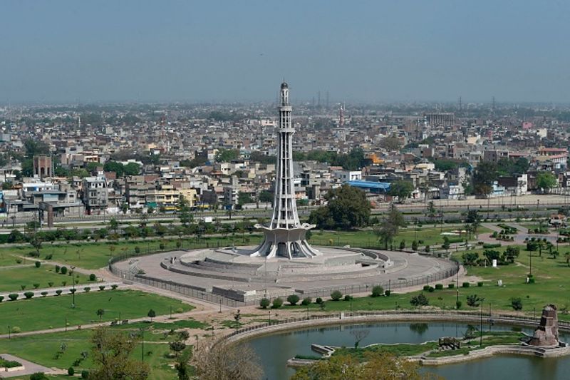 पाकिस्तान में कई जगहों पर लॉकडाउन लगाया गया है। हालांकि, यहां सेना पाकिस्तान की इमरान सरकार द्वारा उठाए जा रहे कदमों से खुश नहीं है। कोरोना संकट के बाद इमरान खान की प्रधानमंत्री की कुर्सी पर भी संकट आ सकता है।