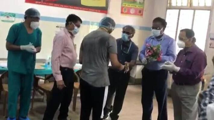 covid 19: doctors clap for patients who recovered from the virus covid 19: doctors clap for patients who recovered from the virus