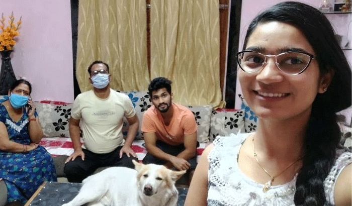 बता दें कि कुछ दिन पहले रेलवे गार्ड आरएस धाकड़ की कोरोना रिपोर्ट पॉजिटिव पाई गई थी। जहां उनको अस्पताल में भर्ती कर दिया था। लेकिन उसके परिवारवाले इतने दिनों तक मायूस और दुखी होकर दिन काट रहे थे। शनिवार को जब वह कोरोना को हराकर पूरी तरह से स्वस्थ घर पहुंचे तो उनकी पत्नी मधु, बेटा आदित्य और बेटी ने उनका ताली बजाकर स्वागत किया। बेटी पापा को देखते ही इमोशनल हो गई और कहने लगी पापा मुझे आपके आत्मविश्वास पर गर्व है, आपने साबित कर दिखाया।