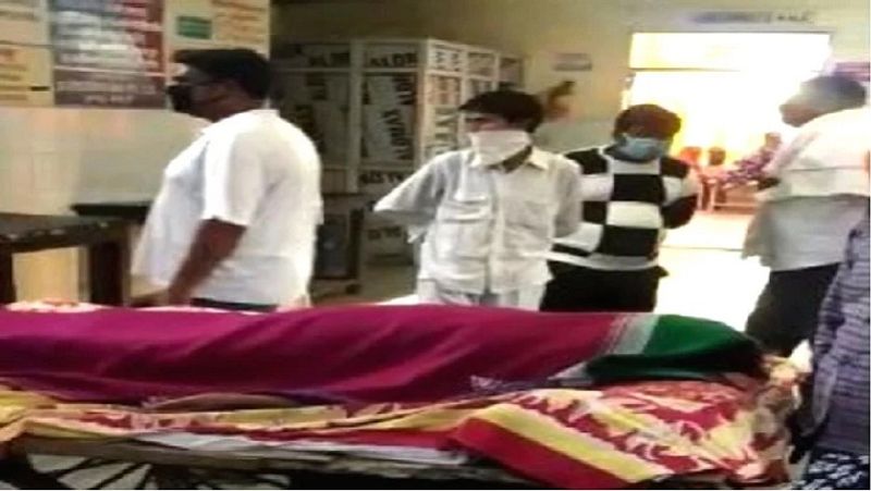 शहर के मोहल्ला कटरा निवासी 42 साल की गुड्डी देवी के पति लक्ष्मी राठौर और बेटा जयपुर में प्राइवेट नौकरी करते हैं। लॉकडाउन के कारण वो दोनों वहीं फंसे हैं। रविवार सुबह गुड्डी देवी की अचानक तबीयत बिगड़ गई।