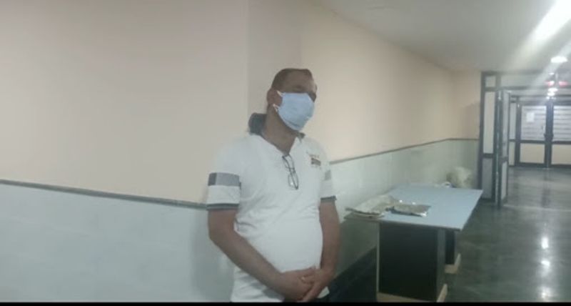 रेलवे गार्ड आरएस धाकड़ एम्स के डॉक्टर और मेडिकल स्टाफ को धन्यवाद देते हुए कहा-मैं आपकी बदौलत ही ठीक हो सका हूं। इसलिए में आप लोगों को दिल से सलाम करता हूं। उन्होंने कहा-सच में आप हिम्मत मत बनाए रखिए बाकी का काम तो हमारे डॉक्टर करते ही हैं। अगर आप हौसला बनाए रखेंगे तो इस लड़ा को जीत लेंगे।