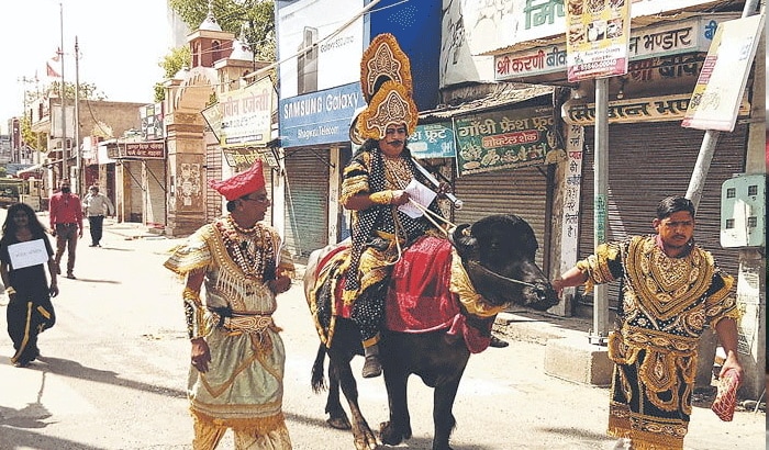 यह तस्वीर करनाल जिले के घरौंडा कस्बे की है, जहां एक यह व्यक्ति यमराज बनकर लोगों को लॉकडाउन का सख्ती से पालन की हिदायत दे रहा है। वह लोगों से कहता है कि प्लीज आप लोग अपने घरों में रहिए। अगर आप बाहर निकले तो समझ लीजिए आपका क्या होगा। क्योंकि मेरा नाम यमराज है, आप नहीं माने तो यहीं से उठाकर सीधा यमलोक लेकर जाऊंगा।
