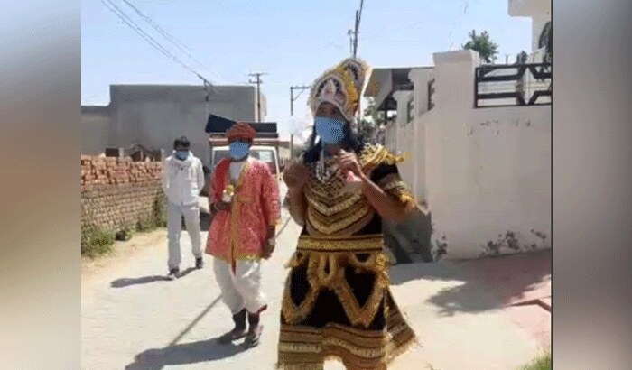 यह तस्वीर भी हरियाणा के करनाल शहर की है। जहां पहले युवक यमराज के भेष में लोगों को हाथ जोड़कर समझाता है। फिर यमलोक ले जाने की लोगों को धमकी देता है।