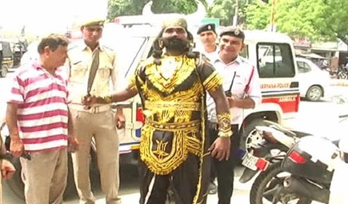 तस्वीर में देख सकते हैं किस तरह युवक लोगों को समझा रहा है।