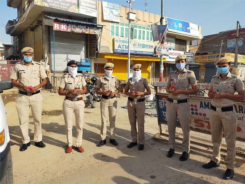 मना करने के बाद भी अगर कोई अपने घरों से निकल रहा हो तो करनाल पुलिस लोगों को गुलाब का फूल देकर शर्मिंदा कर रही है।