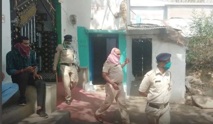 घटना बलौदाबाजार के पलारी थाना क्षेत्र के छेरकाडीह गांव की है। तीहरे हत्याकांड की सूचना मिलते ही बलौदाबाजार पुलिस अधीक्षक प्रशांत ठाकुर, पलारी पुलिस और फोरेंसिक एक्सपर्ट घटना स्थल पर पहुंच गए।