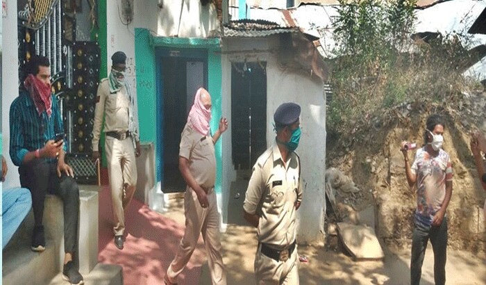 यशवंत के पिता ने बताया कि वह सभी लोग रात 10 बजे तक साथ रामायण देख रहे थे। इसके बाद हम लोग सोने के लिए चले गए। लेकिन, सुबह आकर देखा तो कमरे में तीनों की खून से लथपथ लाशें पड़ी थीं।
