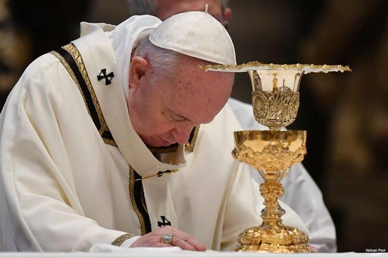 pope francis alone in easter celebration in vatican because of corona outbreak