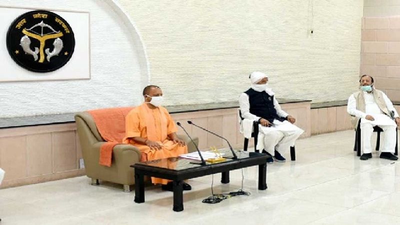 लॉकडाउन के दौरान प्रदेश के अलग-अलग जिलों के शेल्टर होम में फंसे सैकड़ों लोगों को उनके घर पहुंचाने की तैयारी कर ली है। इसके लिए सीएम योगी आदित्यनाथ ने एक बड़ी बैठक की, जिसमें कोरोना वायरस की रोकथाम के साथ ही अन्य विषयों पर चर्चा की।