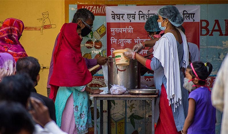 यह तस्वीर नई दिल्ली की है। हेल्थ टीम के अलावा अन्य सरकारी कर्मचारी भी अपनी ड्यूटी शिद्दत से निभाते देखे जा सकते हैं।