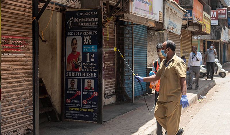 यह तस्वीर मुंबई की है। यहां कोरोना का प्रभाव अधिक है। इस खतरे से निपटने स्वास्थ्य कर्मचारी लगातार अपनी ड्यूटी कर रहे हैं।