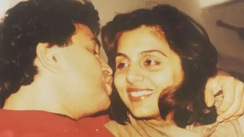 কিন্তু সেখানেও ছিল শর্ত। বিয়ে নয়, শুধু ডেটিং। সেটাও নিশর্তভাবে মেনে নিয়েছিলেন নীতু। এতটাই ভালবাসতেন ঋষিকে যে সব জেনেও টানা চার বছর সম্পর্ক রেখেছিলেন নীতু।