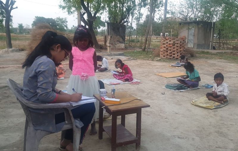 जागृति ने इसके लिए अपने मामा विजय मिश्र से बात की। उन्होंने जागृति को कहीं से एक ब्लैक बोर्ड उपलब्ध करवा दिया। बस फिर क्या था यहीं से शुरू हो गया जागृति का अनोखा स्कूल। जागृति ने खुद जाकर बच्चों के अभिवावकों से बात की। वह ही बच्चों को पढ़ाने के लिए तैयार हो गए।