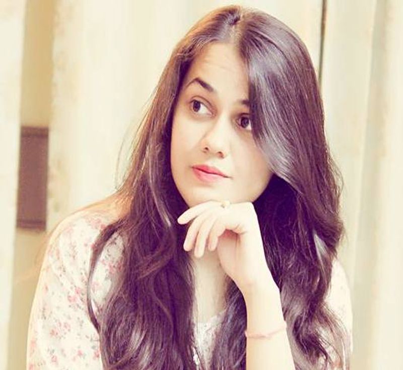 टीना शुरू से ही पढ़ाकू बच्ची रही हैं। उन्होंने बारहवीं के बाद से ही सोच लिया था वो अफसर बनेंगी। इसलिए 9 से 10 घंटे पढ़ने की आदत भी डाल ली। टीना बताती हैं कि मुझे भी लगातार पढ़ते हुए कई बार बोरियत होने लगती थी। अपने दोस्तों से नहीं मिल पाती थी। मेरे घरवालों ने ऐसे समय मेरा ध्यान पढ़ाई से हटाकर और चीजों में लगाया। इसके लिए मैंने कोचिंग ली थी। दोस्तों के साथ मिलकर भी मैंने तैयारी की थी। मुझे अपने ऊपर भरोसा था कि इस परीक्षा को मैं पास कर लूंगी, मगर टॉप करूंगी, यह नहीं पता था।