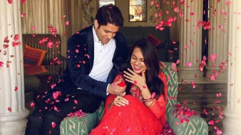 टीना अपनी शादी को लेकर भी चर्चा में रही हैं। उन्हें कश्मीरी बहू का खिताब हासिल है। उन्होंने कश्मीर के युवा यूपीएससी टॉपर अतहर आमिर खान से शादी की थी। मुस्लिम से शादी के कारण उन्हें आलोचनाओं का भी सामना करना पड़ा था, लोगों ने टीना को जान से मारने की धमकी और भद्दी गालियां तक दीं। वो सोशल मीडिया पर जमकर ट्रोल की गईं। दोनों की लव स्टोरी के भी खूब चर्चे रहे थे।