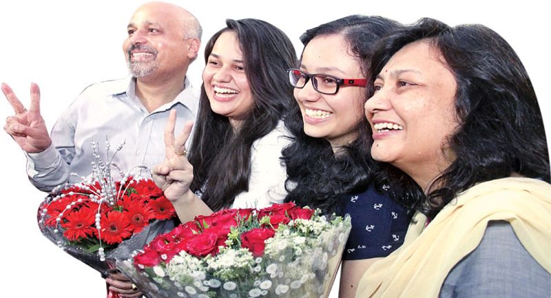 यूपीएससी टॉप करने के बाद टीना ने कई मीडिया चैनल्स को इंटरव्यू दिए। इसमें उन्होंने बताया था, जब से मैंने होश संभाला, तभी से मैं यूपीएससी की परीक्षा देना चाहती थी। शायद यही वजह थी कि मैं उसी लाइन पर चलती रही। डीयू के लेडी श्रीराम कॉलेज में मैंने पॉलिटिकल साइंस ली और उसमें टॉप किया। इससे मेरा आत्मविश्वास और बढ़ा। मुझे पढऩे का शौक रहा, अपनी पढ़ाई के अलावा मैं कई दूसरे विषयों की किताबें भी पढ़ती रहती रही हूं।