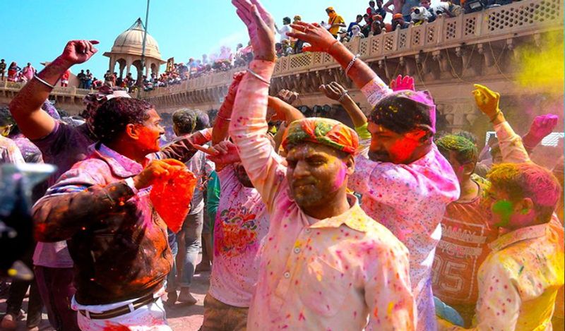 लेकिन इसके बावजूद लोगों ने होली का त्यौहार मनाया। उस दौरान हजारों-लाखों लोग एक जगह पर जमा हुए थे। 