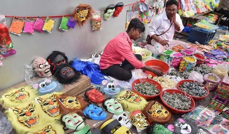 जमकर होली की शॉपिंग की गई थी। बाजार सजे थे जिसमें हजारों लोग आए थे।