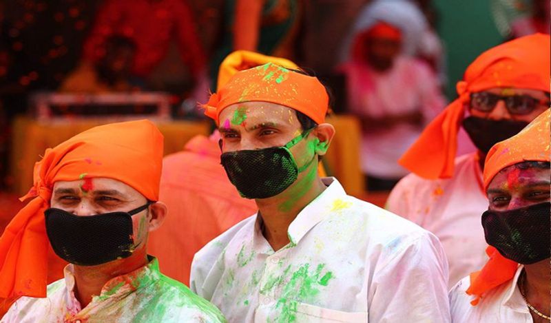 कई जगह होली के दौरान लोग मास्क पहने नजर आए थे। लेकिन किसी को क्या पता था कि वो जो कर रहे हैं, वो शायद उनकी सबसे बड़ी गलती साबित होगी।