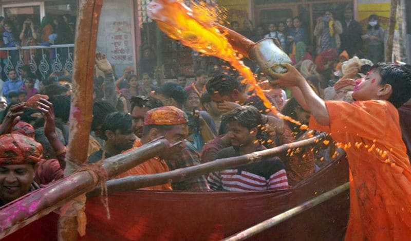 गल्फ न्यूज ने होली सेलिब्रेशन की तस्वीरें शेयर करते हुए लिखा था कि कोरोना में भी भारत में ऐसे जमा हुए हजारों लोग और मनाया होली।
