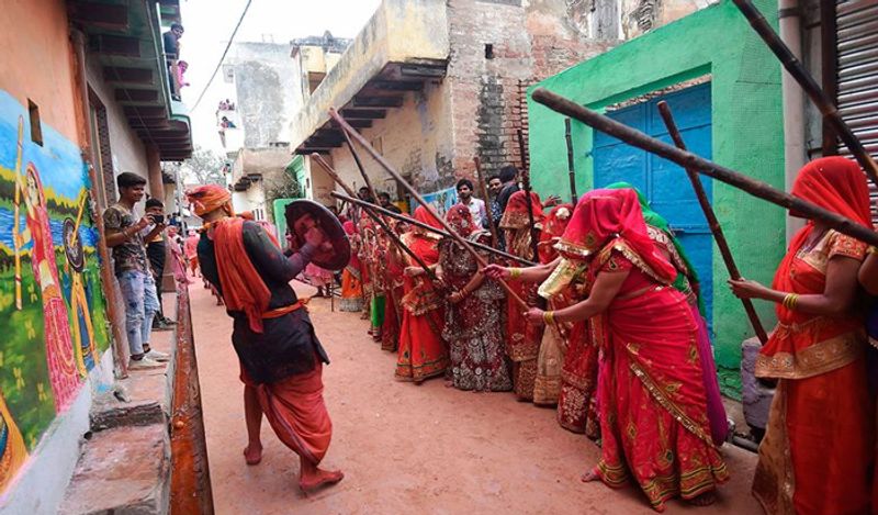 होली के समय लोगों को कोरोना के आतंक का अंदाजा ही नहीं था। सबने इसे बड़े हलके में ले लिया था। 