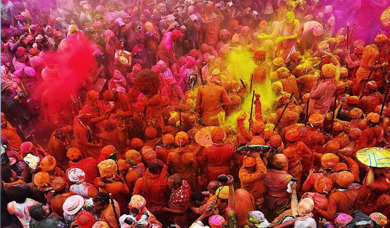 इसमें स्कूल-कॉलेज से लेकर मंदिरों में भी होली का जश्न मनाया गया था। जब भारत में उस समय कोरोना संक्रमित मिल चुका था, तो ऐसा करना बड़ी लापरवाही थी।