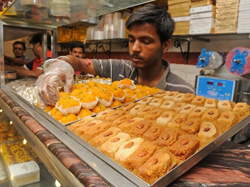 করোনা ভাইরাসের প্রকোপে এবারের সমস্ত উৎসব পালনই বন্ধ। তাই বাড়িতে থেকেই উৎসবের যাবতীয় রীতিনীতি পালন করুন। বাড়িতে থেকেই আজ বিদায় জানান ১৪২৬ কে আর বরণ করে নিন ১৪২৭ সাল। রবিঠাকুরের গানে গানে ভালো কাটুক চৈত্র সংক্রান্তি। আর নতুন বছরের সঙ্গে অপেক্ষা এই দুর্যোগ কাটিয়ে উঠে সুস্থ ও স্বাভাবিক জীবনে ফেরার।