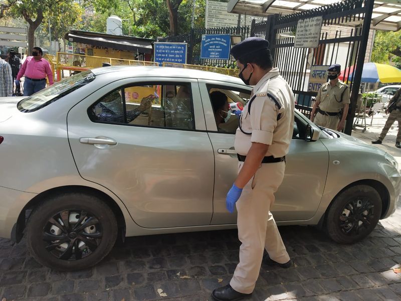ജനജീവിതം പൂർണ്ണമായി സ്തംഭിക്കാതെയുള്ള നയമാകും പ്രഖ്യാപിക്കുകയെന്ന സൂചന നൽകിയ പ്രധാനമന്ത്രി ഇന്നോ നാളയോ രാജ്യത്തെ അഭിസംബോധന ചെയ്യുമെന്നാണ് സൂചന.