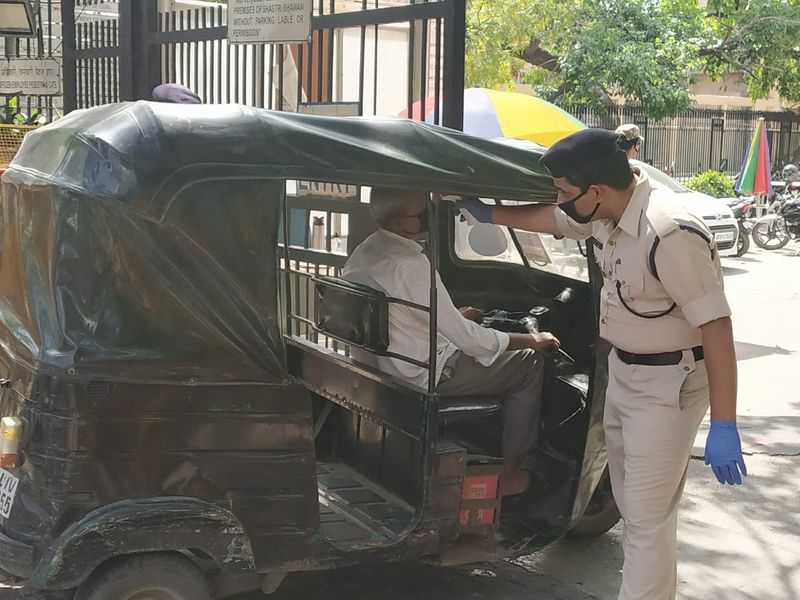 നാല് പേർക്ക് കൂടി രോഗം സ്ഥിരീകരിച്ചതോടെ ധാരാവിയിൽ കൊവിഡ് രോഗികളുടെ എണ്ണം 50 കടന്നു. പ്രദേശത്ത് ബാരിക്കേഡുകൾ തീർത്ത് കവചമൊരുക്കുകയാണ് പൊലീസ്. ആരോഗ്യപ്രവര്ത്തകര്ക്കൊഴികെ ആര്ക്കും അകത്തേക്കും പുറത്തേക്കും പ്രവേശനമില്ല. മഹാരാഷ്ട്രയിൽ വെറും അഞ്ച് ദിവസം കൊണ്ടാണ് കൊവിഡ് രോഗികളുടെ എണ്ണം ആയിരത്തിൽ നിന്ന് രണ്ടായിരത്തിലേക്ക് കടന്നത്.