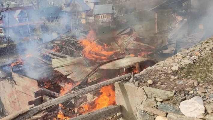 पाकिस्तान द्वारा दागे गोले और फायरिंग के कारण इलाके के कई घरों में आग भी लग गई।