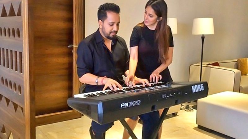 एक-दूसरे के साथ रोमांटिक पल बिताने के साथ-साथ चाहत खन्ना और मीका सिंह जमकर स्टाइलिश फोटोज भी खिंचवा रहे हैं।