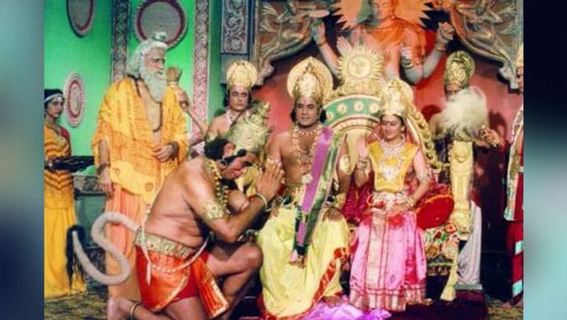 रामायण सीरियल उस वक्त इतना मशहूर था कि लोग शो के एक्टर्स की सच में पूजा किया करते थे। लोग असल जिंदगी में भी अरुण गोविल को भगवान राम, दीपिका चिखलिया को माता सीता, सुनील लहरी को लक्ष्मण और दारा सिंह को हनुमान मानते थे।